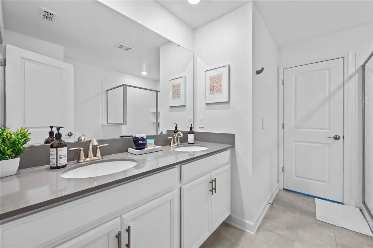 Jack-and-Jill bath